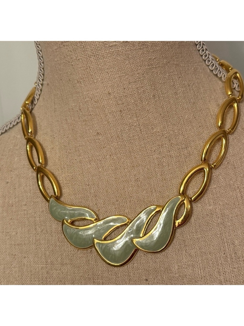 NAPIER NECKLACE GOLD TONE CHUNKY CHAIN PALE GREEN SWIRL CENTERPIECE VINTAGE 17”